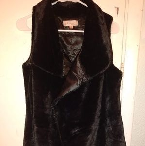 Elegant Sleeveless black faux fur jacket